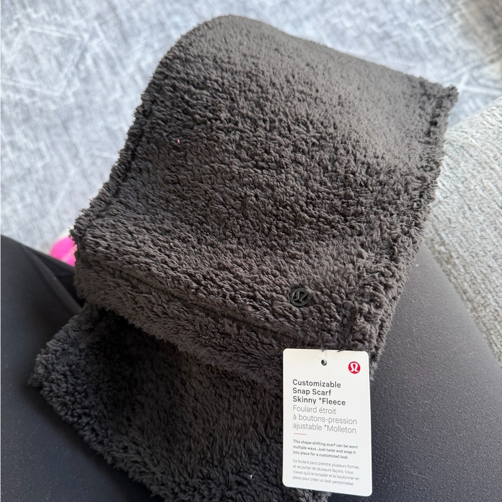 Lululemon Black Fleece Snap Scarf